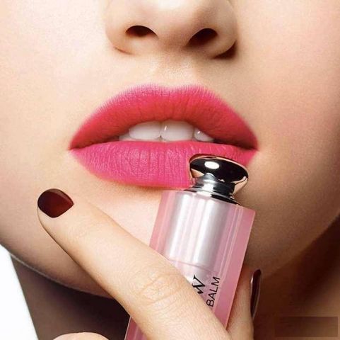 Son dưỡng Dior có màu Addict Lip Glow cho môi căng mọng