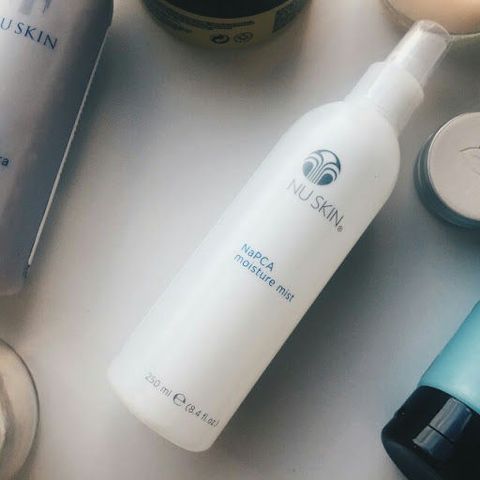 Xịt Khoáng Dưỡng Ẩm Nuskin NaPCA Moisture Mist 250ml - Giúp Cấp Ẩm, Bảo Vệ Da Và Tóc Trước Môi Trường - Sản Phẩm Chính Hãng Mỹ