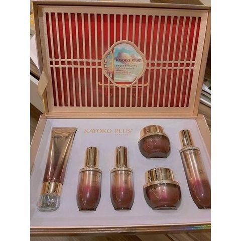 Bộ Mỹ Phẩm Kayoko Plus Đỏ - Dưỡng Trắng Da, Mờ Thâm Nám, Tàn Nhang - 6 Sản Phẩm Chăm Sóc Da Nhật Bản