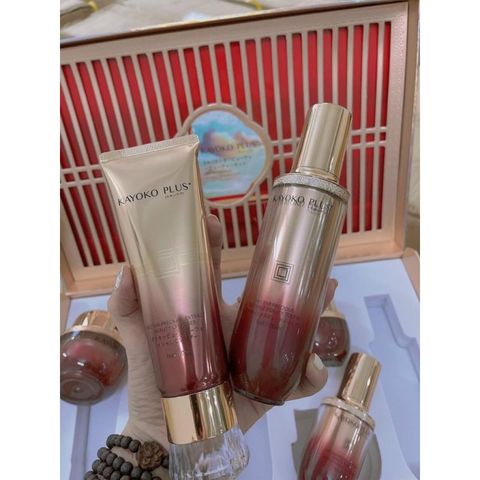 Bộ Mỹ Phẩm Kayoko Plus Đỏ - Dưỡng Trắng Da, Mờ Thâm Nám, Tàn Nhang - 6 Sản Phẩm Chăm Sóc Da Nhật Bản