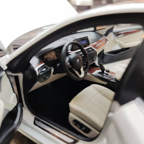 Mô Hình Xe Ô Tô BMW 540Li Extended Edition Tỉ Lệ 1:18 Kyosho - Quà Tặng Sưu Tầm Bằng Kim Loại Chất Lượng Cao