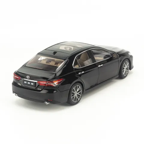 Mô hình xe Toyota Camry 2021 1:18 Paudi - Chi tiết kim loại bền, lốp cao su, quà tặng hoàn hảo cho người yêu xe hơi.