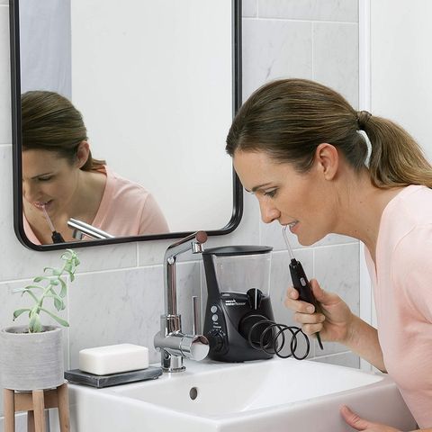 Máy tăm nước Waterpik Ultra Professional WP - Đầu tăm xoay 360 độ, 10 cấp áp lực, bộ 7 đầu tăm, dung tích 650ml, vệ sinh răng miệng hiệu quả