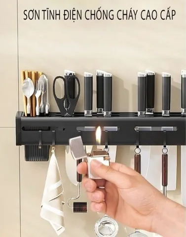 Kệ treo dao kéo và thìa dán tường kèm móc, thiết kế thông minh bằng thép bền, tiết kiệm không gian cho bếp sạch sẽ và gọn gàng.