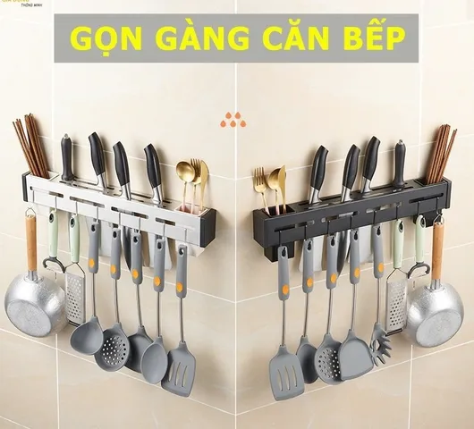 Kệ treo dao kéo và thìa dán tường kèm móc, thiết kế thông minh bằng thép bền, tiết kiệm không gian cho bếp sạch sẽ và gọn gàng.