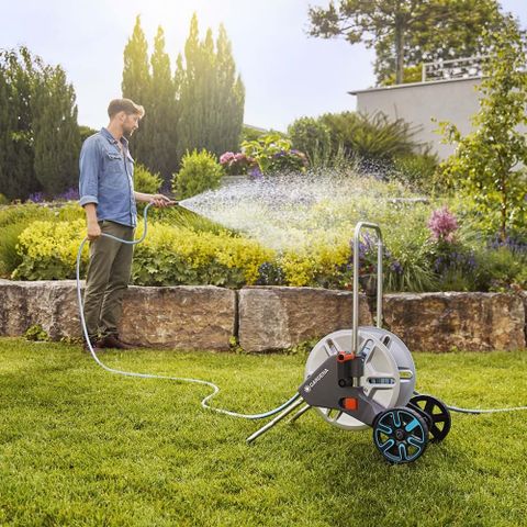 Vòi Tưới Cây Kim Loại Gardena 18542-20 Có Bánh Xe Di Chuyển, 20m Dây, Chống Xoắn, Bền Bỉ Cho Vườn Tươi Xanh