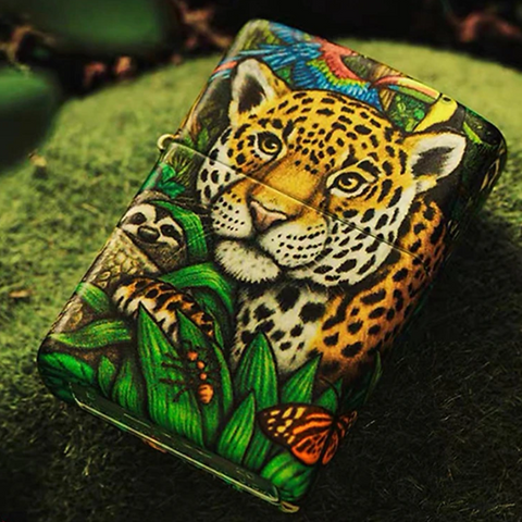 Set Bật Lửa Zippo 49347 Kỷ Niệm 25 Năm Bí Ẩn Rừng Xanh - Hộp Gỗ Sang Trọng, Hoa Văn Dạ Quang Sống Động