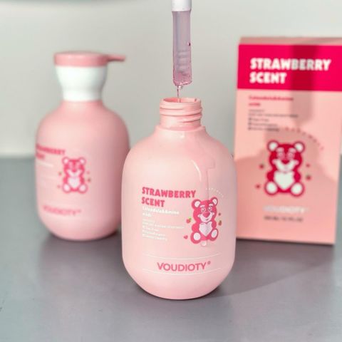 Sữa Tắm Gội Cho Bé Hương Dâu Tây Voudioty - Sản Phẩm Dưỡng Da Và Tóc An Toàn Cho Trẻ Nhỏ, 300ml
