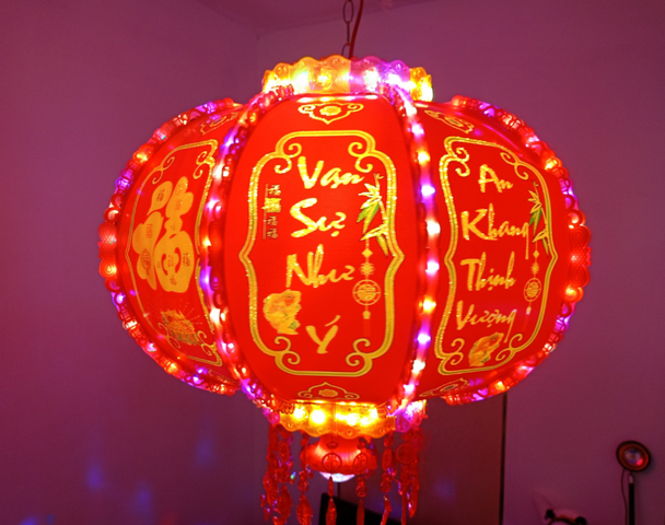 Đèn Lồng Điện Xoay 360 Độ LED Đa Màu Trang Trí Lễ Tết - Thiết Kế Hiện Đại, Đặc Sắc và Rực Rỡ Cho Ngôi Nhà Bạn