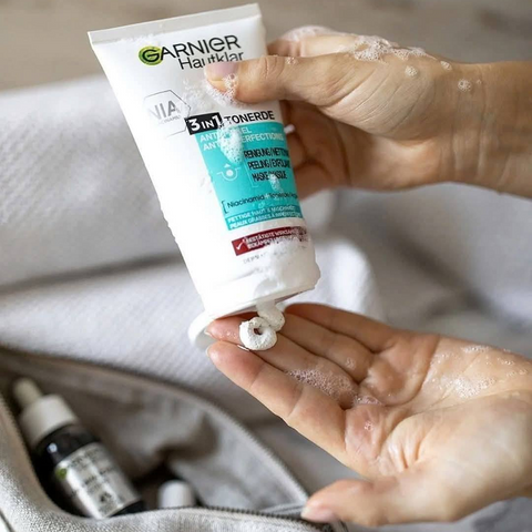 Sữa Rửa Mặt Garnier Hautklar 3in1 Tonerde - Sạch Sâu, Tẩy Da Chết, Kiểm Soát Dầu, Dành Cho Da Dầu & Da Mụn, 150ml