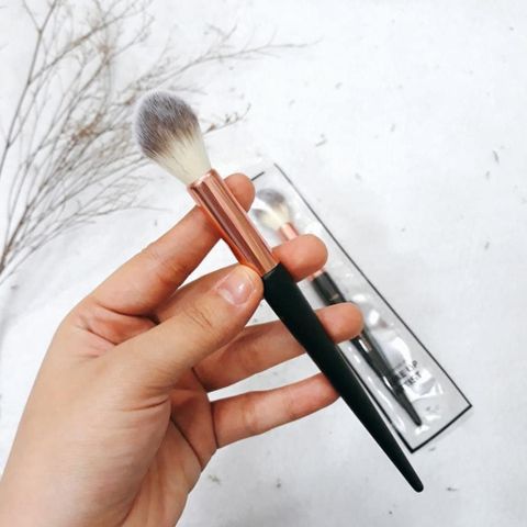 Cọ Trang Điểm Vacosi Tapered Highlighter M26 - Cọ Tạo Điểm Nhấn Chuyên Dụng Hàn Quốc Cho Khuôn Mặt Rạng Rỡ, Dễ Dàng Sử Dụng