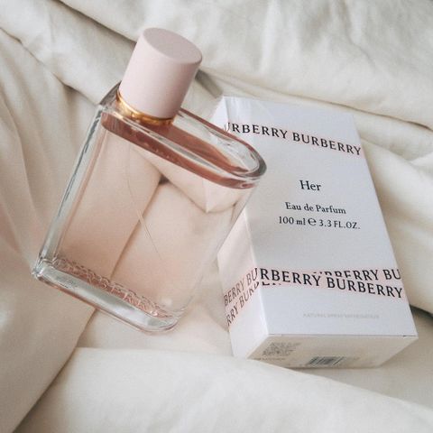 Nước Hoa Nữ Burberry Her EDP Ngọt Ngào Quyến Rũ - Hương Hoa Trái Cây Tươi Mát, Phong Cách Trẻ Trung, Sang Trọng