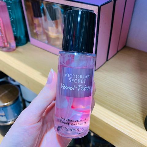 Xịt thơm toàn thân victoria’s secret velvet petals 75ml