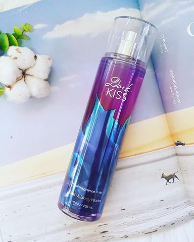 Xịt Thơm Toàn Thân Bath & Body Works Dark Kiss 236ml - Hương Hoa Hồng Sang Trọng & Quyến Rũ - Dưỡng Ẩm & Mát Lạnh
