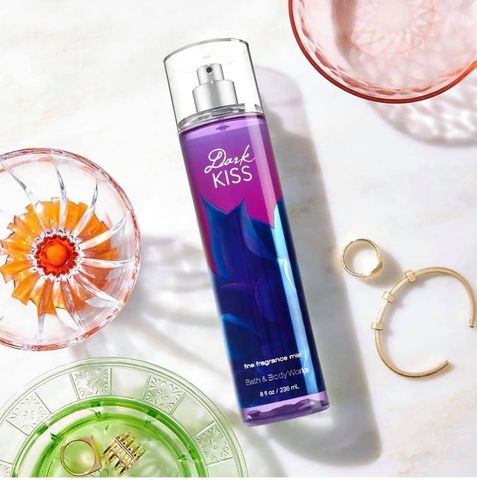 Xịt Thơm Toàn Thân Bath & Body Works Dark Kiss 236ml - Hương Hoa Hồng Sang Trọng & Quyến Rũ - Dưỡng Ẩm & Mát Lạnh