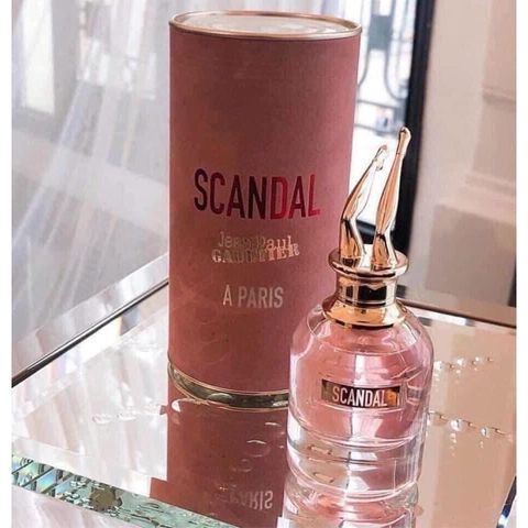 Nước hoa nữ Scandal A Paris EDT - Hương trái lê ngọt ngào và hoa nhài tươi mát, phong cách hiện đại gợi cảm, lưu hương lâu dài.