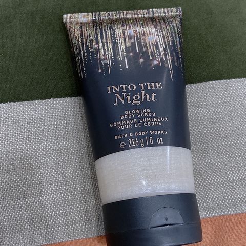 Tẩy Tế Bào Chết Toàn Thân Bath & Body Works 226g - Into The Night