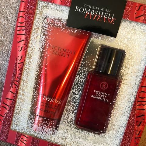 Bộ quà tặng xịt thơm và dưỡng thể Victoria’s Secret Bombshell Intense