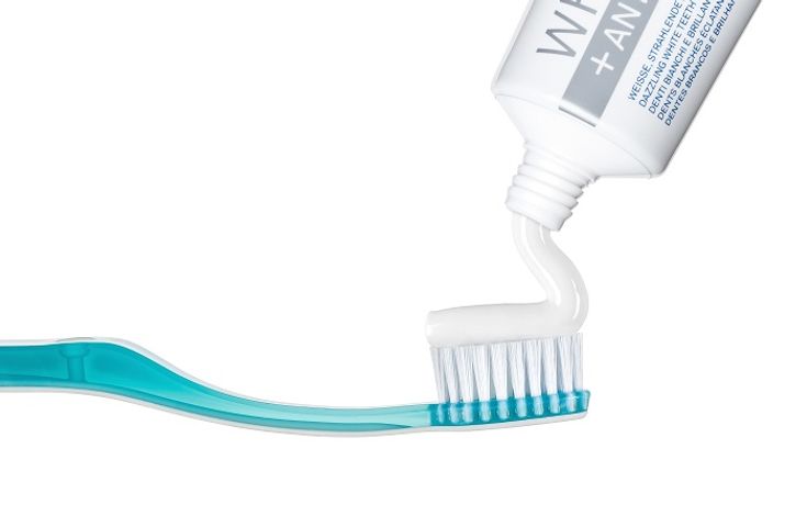 Kem đánh răng Edelwhite Whitening Anti Plaque 75ml - Giúp Răng Trắng Sáng, Ngăn Ngừa Mảng Bám, Tái Tạo Men Răng, Thụy Sĩ