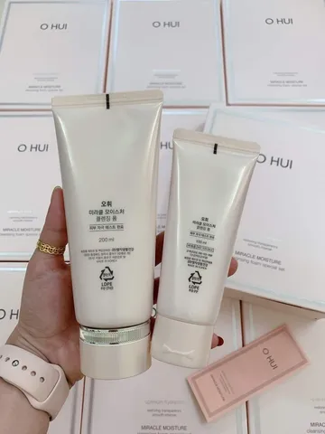 Sữa Rửa Mặt Dưỡng Ẩm Tạo Bọt Ohui Hồng Miracle Moisture - Làm Sạch Sâu, Cấp Ẩm Mịn Da, Phù Hợp Mọi Loại Da