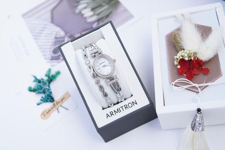 Set đồng hồ kèm lắc tay Armitron của Mỹ nữ tính thanh lịch