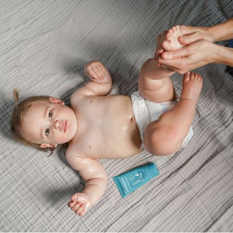 Dầu thoa ấm ngực phòng ngừa ho cảm cho bé Organic - Little Innoscents