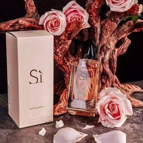 Nước hoa nữ Giorgio Armani Sì EDP - Hương hoa quyến rũ, ngọt ngào với bergamot, hoa hồng và vanilla, lưu hương lâu đến 12 giờ
