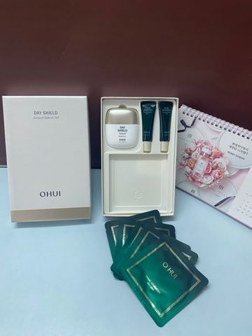 Set Kem Chống Nắng Cấp Ẩm Ohui Day Shield Sunquid SPF 50+/PA++++ - Dưỡng ẩm và Làm dịu da, Bao gồm Tinh chất và Mặt nạ