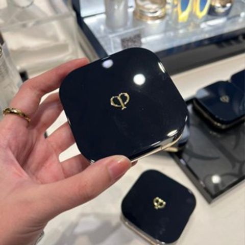 Phấn Nước Cle De Peau Beauté Teint Cushion Éclat Radiant #Oc00 - Kem Nền Dưỡng Da Chống Nắng SPF25/PA+++ Giúp Da Rạng Rỡ Tự Nhiên