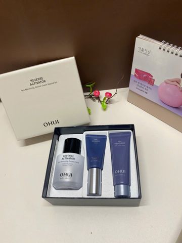 Set kem OHUI Reverse Activator - Kem chống lão hóa, thu nhỏ lỗ chân lông với Retinol 50ml & kem mặt 20ml, sữa rửa mặt 45ml