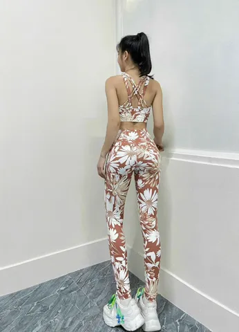 Bộ đồ thể thao nữ hoạ tiết hoa thời trang - Set quần áo gym và yoga thiết kế đan chéo, tặng kèm mút ngực cao cấp
