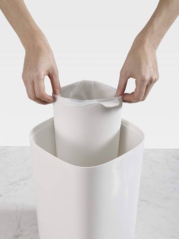 Thùng rác nhà tắm 2 ngăn Joseph Joseph 70514 Split 8L - Thiết kế hiện đại, màu trắng xám, chứa rác hiệu quả cho phòng tắm