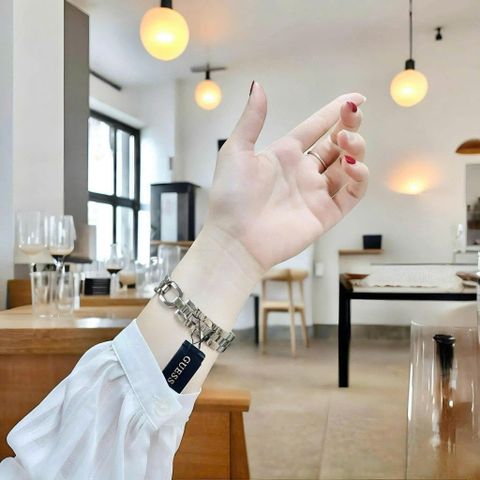 Đồng hồ nữ Guess mặt chữ G viền đá dáng lắc tay xinh
