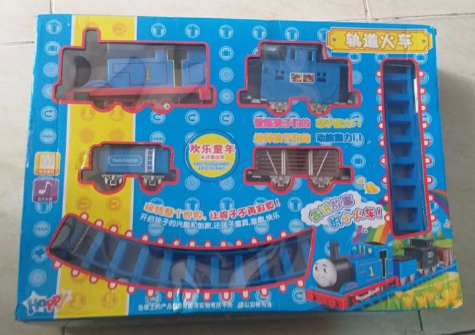 Đường Ray Xe Lửa Tàu Hỏa Thomas - Đồ Chơi Gồm 4 Toa Chạy Bằng Pin Có Âm Nhạc và Ống Khói - Quà Tặng Trẻ Em Thú Vị