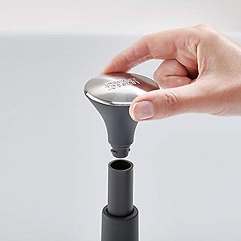 Giá đựng giấy nhà bếp thông minh Joseph Joseph 85140 - Thiết kế tiện lợi có nút giữ, đế chống trượt, phù hợp cho cuộn tiêu chuẩn 24cm.