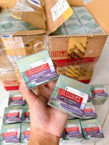 Kem Dưỡng Ẩm L'Oreal Revitalift 15ml - Kiềm Dầu, Giảm Bóng Nhờn & Căng Mịn Da 8H với Hyaluronic Acid và Salicylic Acid