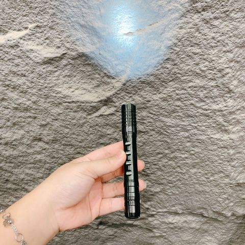 Đèn Pin Vỏ Kim Loại Mini - Đèn Chiếu Sáng Bền Bỉ, Tiện Lợi, Phù Hợp Cho Cắm Trại và Khẩn Cấp, Công Suất Mạnh Mẽ