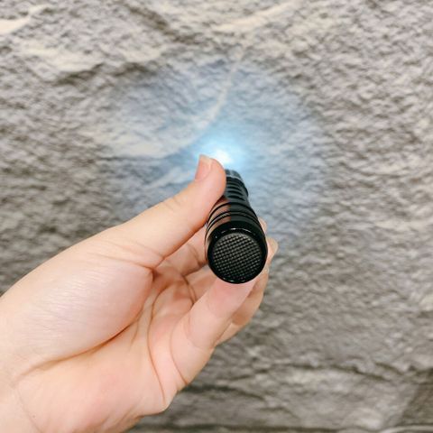 Đèn Pin Vỏ Kim Loại Mini - Đèn Chiếu Sáng Bền Bỉ, Tiện Lợi, Phù Hợp Cho Cắm Trại và Khẩn Cấp, Công Suất Mạnh Mẽ