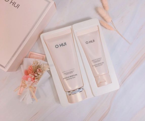 Sữa Rửa Mặt Ohui Hồng Miracle Moisture Cleansing Foam - Dưỡng Ẩm, Làm Sáng Da Cho Mọi Loại Da, Phù Hợp Da Nhạy Cảm