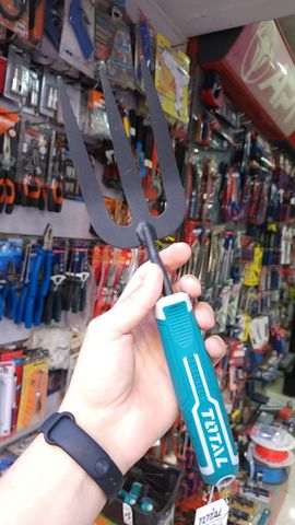 Cây Xới Đất Total THFTF38 – Dụng Cụ Làm Vườn Nhỏ Gọn, Bền Bỉ, Tay Cầm Chống Trượt, Thiết Kế 3 Chấu Cứng Cáp