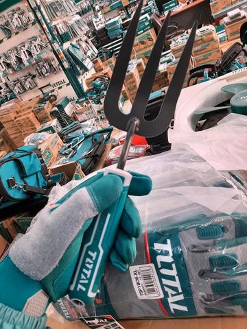 Cây Xới Đất Total THFTF38 – Dụng Cụ Làm Vườn Nhỏ Gọn, Bền Bỉ, Tay Cầm Chống Trượt, Thiết Kế 3 Chấu Cứng Cáp
