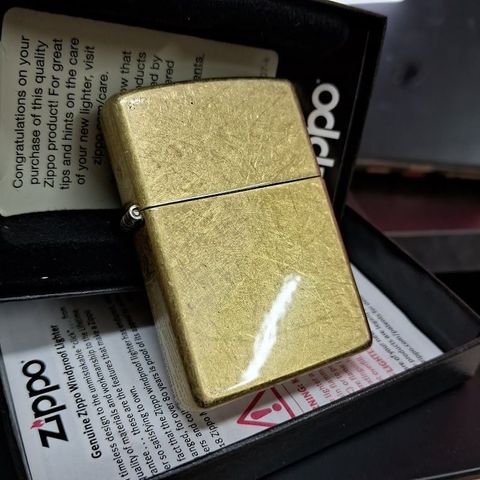 Bật Lửa Zippo Street Brass Classic - Thiết Kế Đồng Xước Bụi, Chống Gió, Chất Liệu Kim Loại, Quà Tặng Độc Đáo, Sản Xuất Tại Mỹ