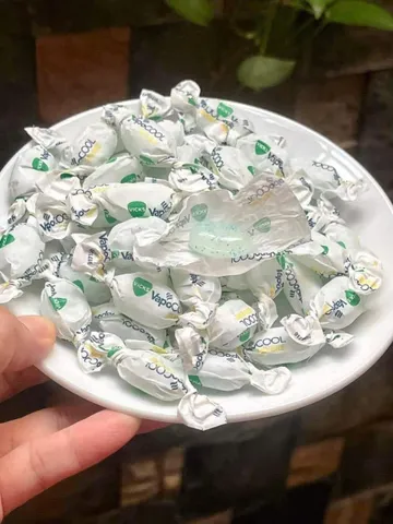 Kẹo ngậm thông cổ Vicks VapoCOOL Severe Menthol tách lẻ túi 50 viên, hàng nhập Mỹ