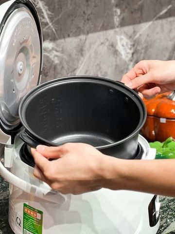 Nồi cơm điện Cuckoo CR-1055B 1.8L - Thiết kế hiện đại, nấu cơm nhanh, giữ nhiệt lâu, phù hợp cho gia đình từ 4-6 người