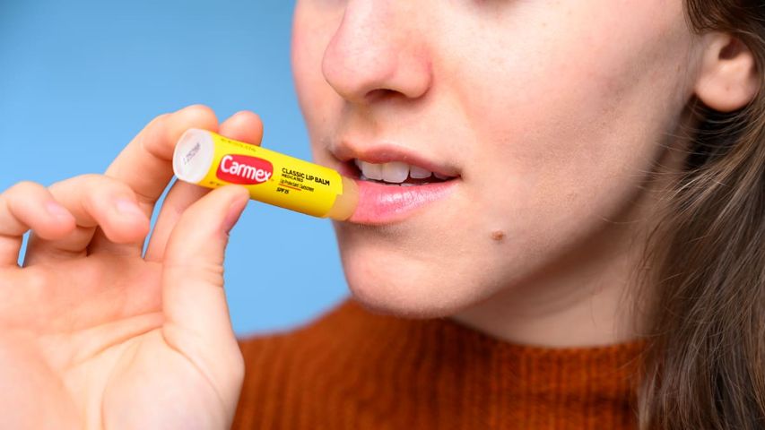 Son dưỡng môi Carmex Strawberry Lip Balm Tube SPF 15 10g