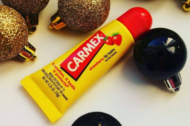 Son dưỡng môi Carmex Strawberry Lip Balm Tube SPF 15 10g