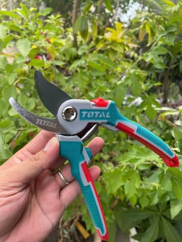 Kéo Cắt Cành TOTAL THT0601 - Dài 220mm, Lưỡi Thép Carbon SK5 Sắc Bén, Tay Cầm Cao Su Chống Trượt - Dụng Cụ Làm Vườn Chính Hãng