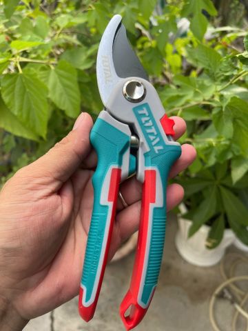 Kéo Cắt Cành TOTAL THT0601 - Dài 220mm, Lưỡi Thép Carbon SK5 Sắc Bén, Tay Cầm Cao Su Chống Trượt - Dụng Cụ Làm Vườn Chính Hãng