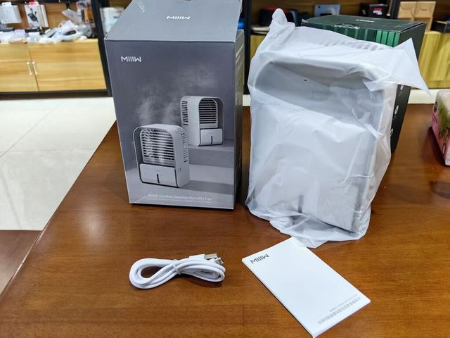 Quạt Tích Điện Phun Sương Xiaomi MIIIW LJQ-122 - Quạt Mini Để Bàn, Màu Xanh, Tiện Lợi Cho Mùa Hè, Độ Ồn Thấp
