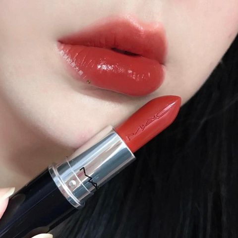 Son Mac 551 Lustreglass Lipstick - Son Thỏi Dưỡng Ẩm, Màu Sắc Thời Thượng #551 Local Celeb, Đẳng Cấp Sang Trọng